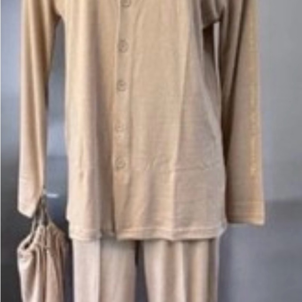 Gianfranco Ferre for Korean Air Womens Beige Pajama Set with pouch.